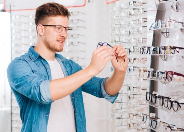 В статье мы расскажем о том, как подобрать очки при близорукости. На что обратить внимание, как часто носить очки и о многом другом
